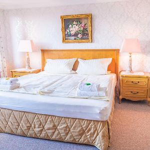 Zimmer mit Kingsize-Bett